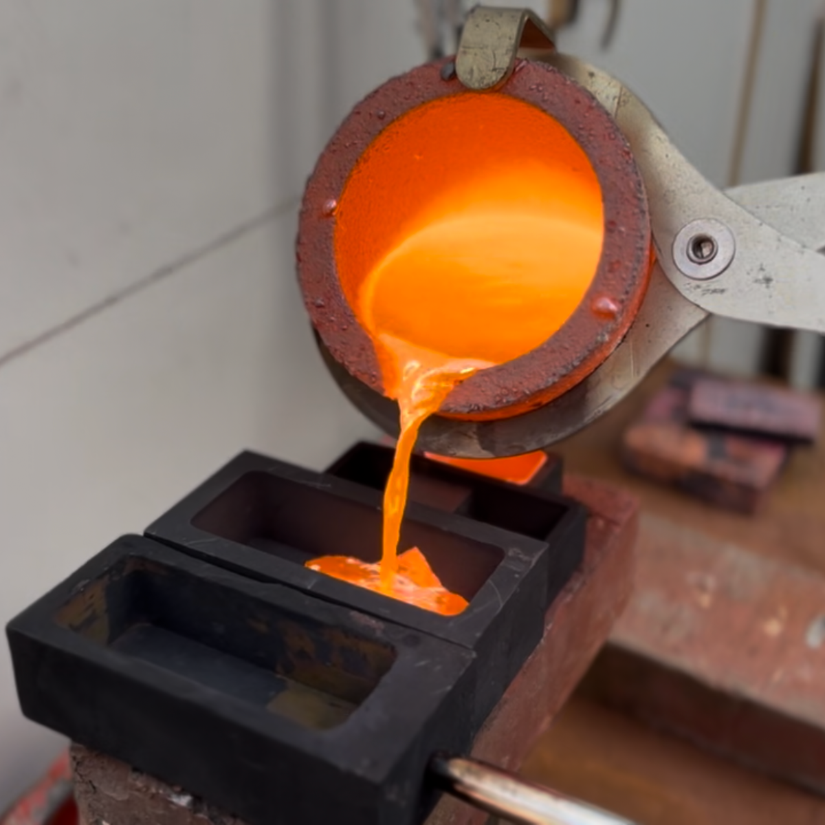 Fonderie artisanale Atelier Oralyse, coulee de cuivre a la main, Hauts-de-France